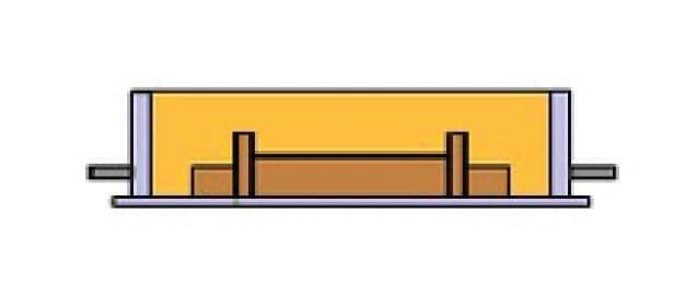 Zdjęcie Odlewnik przygotowuje dolną część formy, półmodel jest pokryty piaskiem.